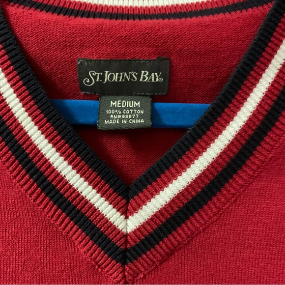 V-neck sweater vest. Mens size Medium. Unisex - Picture 6 of 7